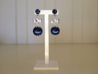 Blauwe zwarovski steentjes met zilverkleurige strik en blauwe kraal